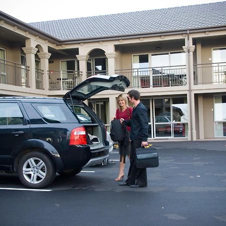 Salerno Motel Apartments Christchurch Eksteriør billede A hotel porter assisting a guest