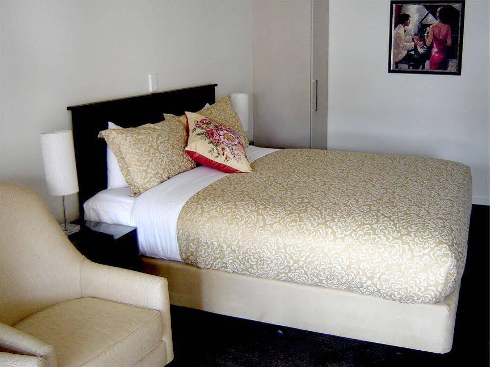 Salerno Motel Apartments Christchurch Eksteriør billede A bed