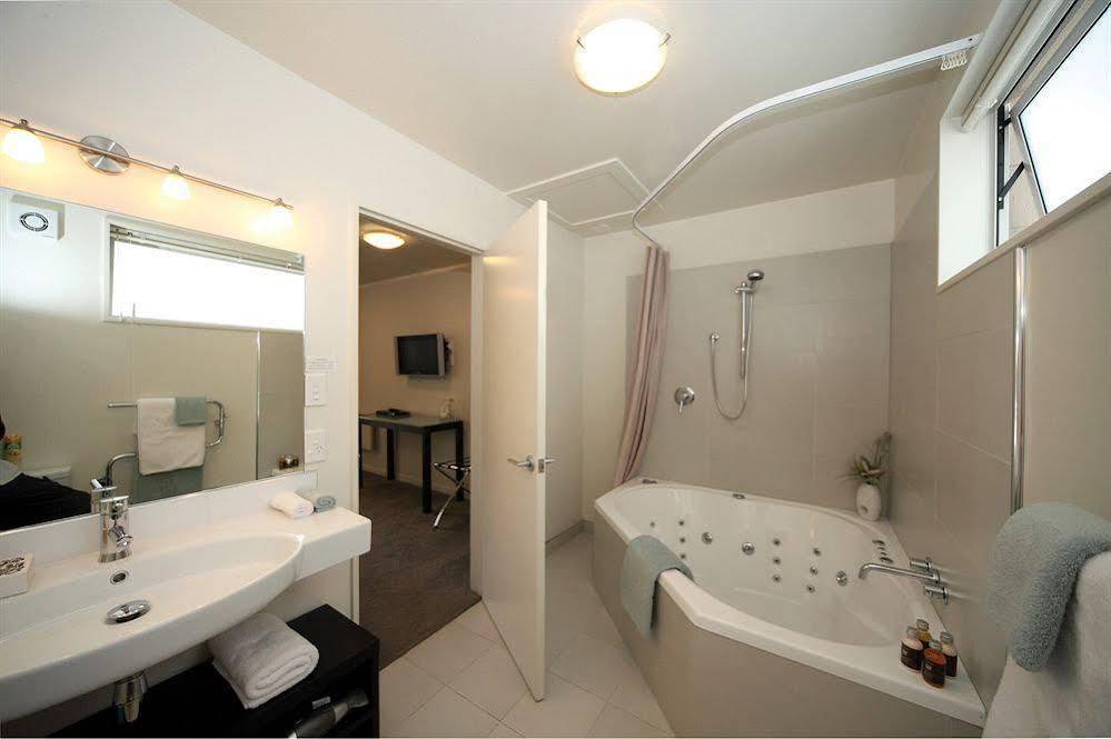 Salerno Motel Apartments Christchurch Eksteriør billede A bathroom in a hotel