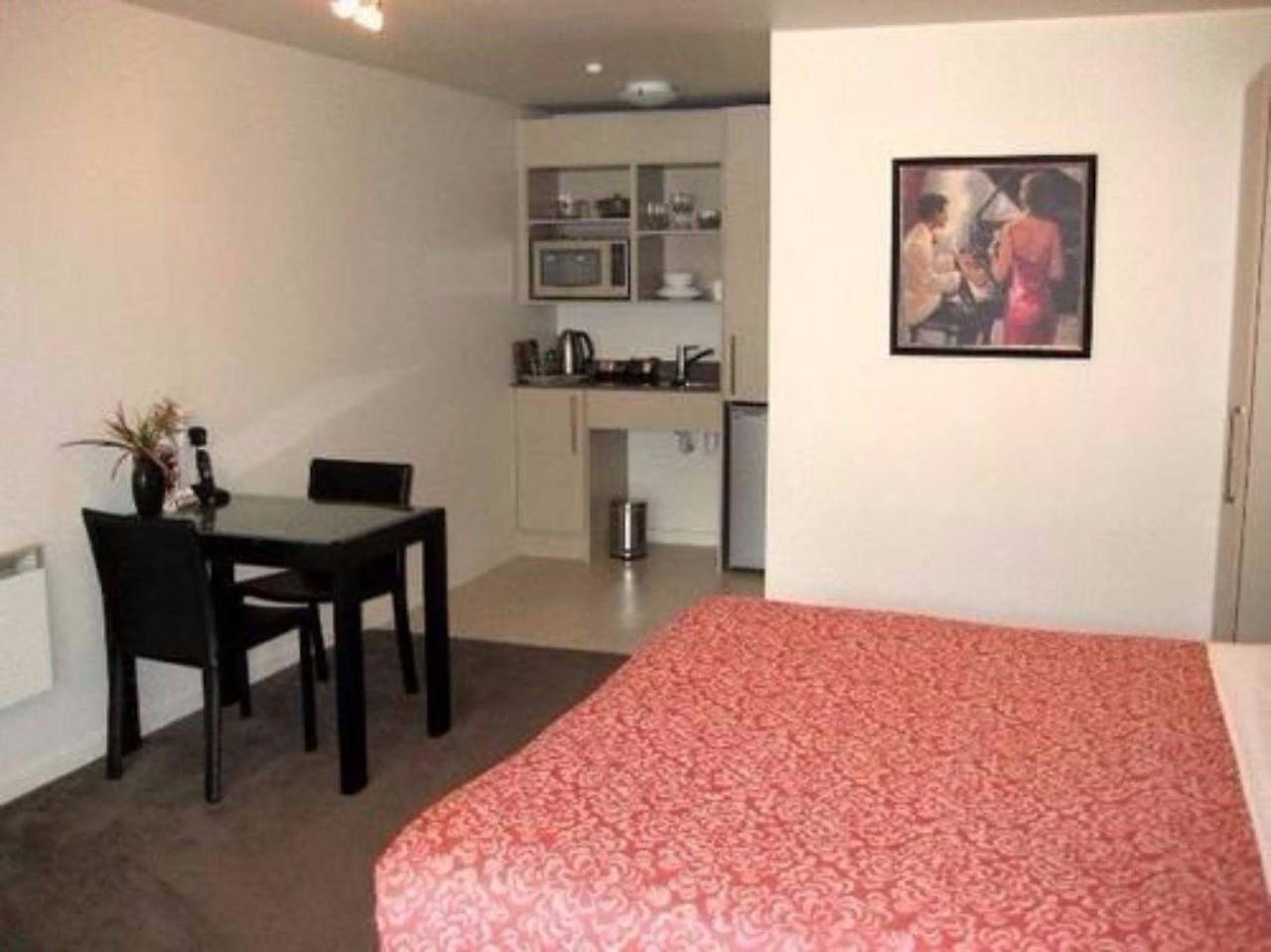 Salerno Motel Apartments Christchurch Eksteriør billede A studio apartment in New Zealand