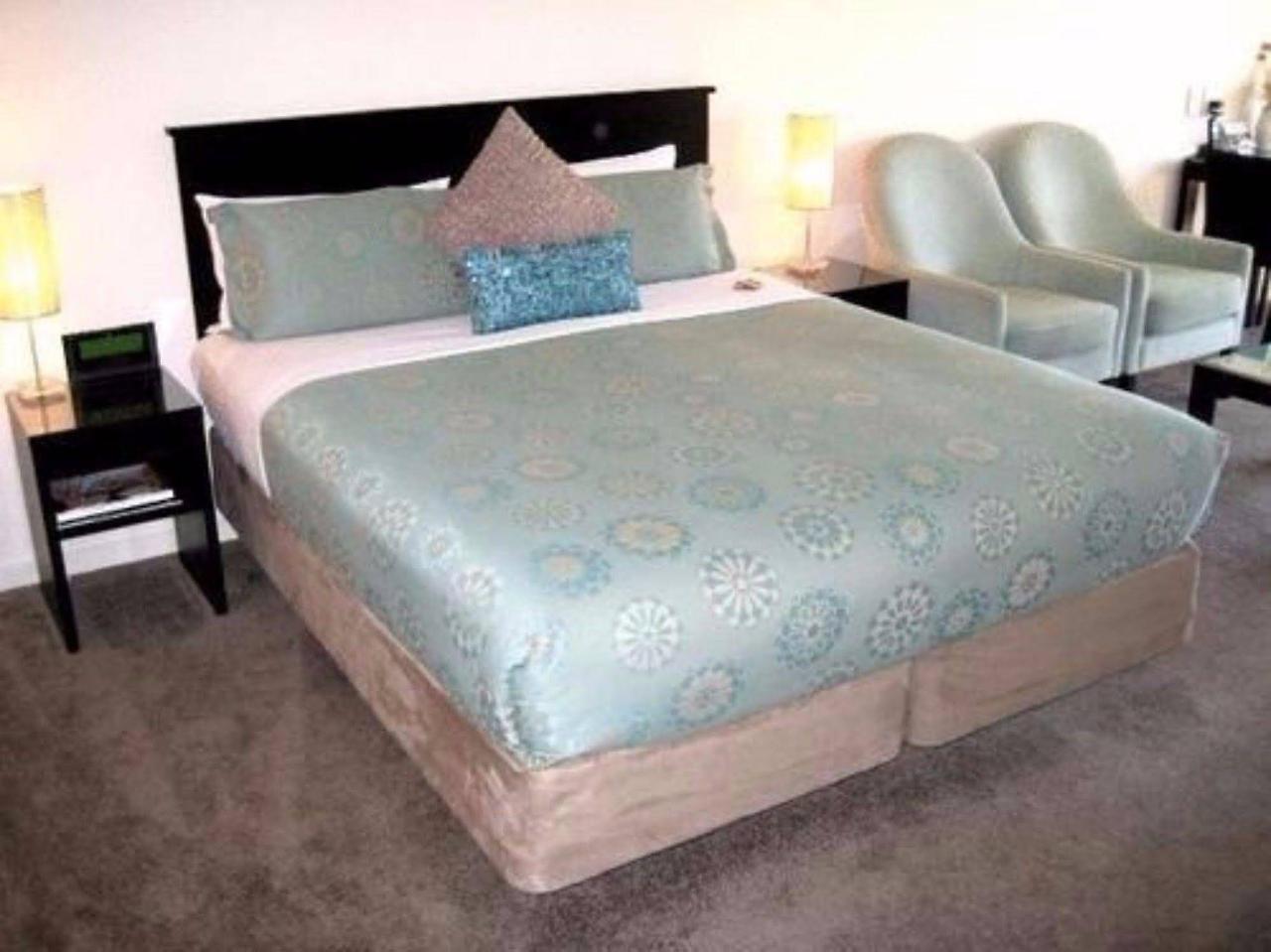 Salerno Motel Apartments Christchurch Eksteriør billede A bed with a bed skirt