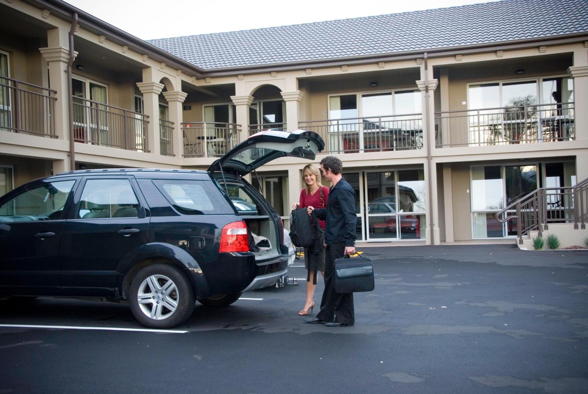 Salerno Motel Apartments Christchurch Eksteriør billede A hotel porter assisting a guest