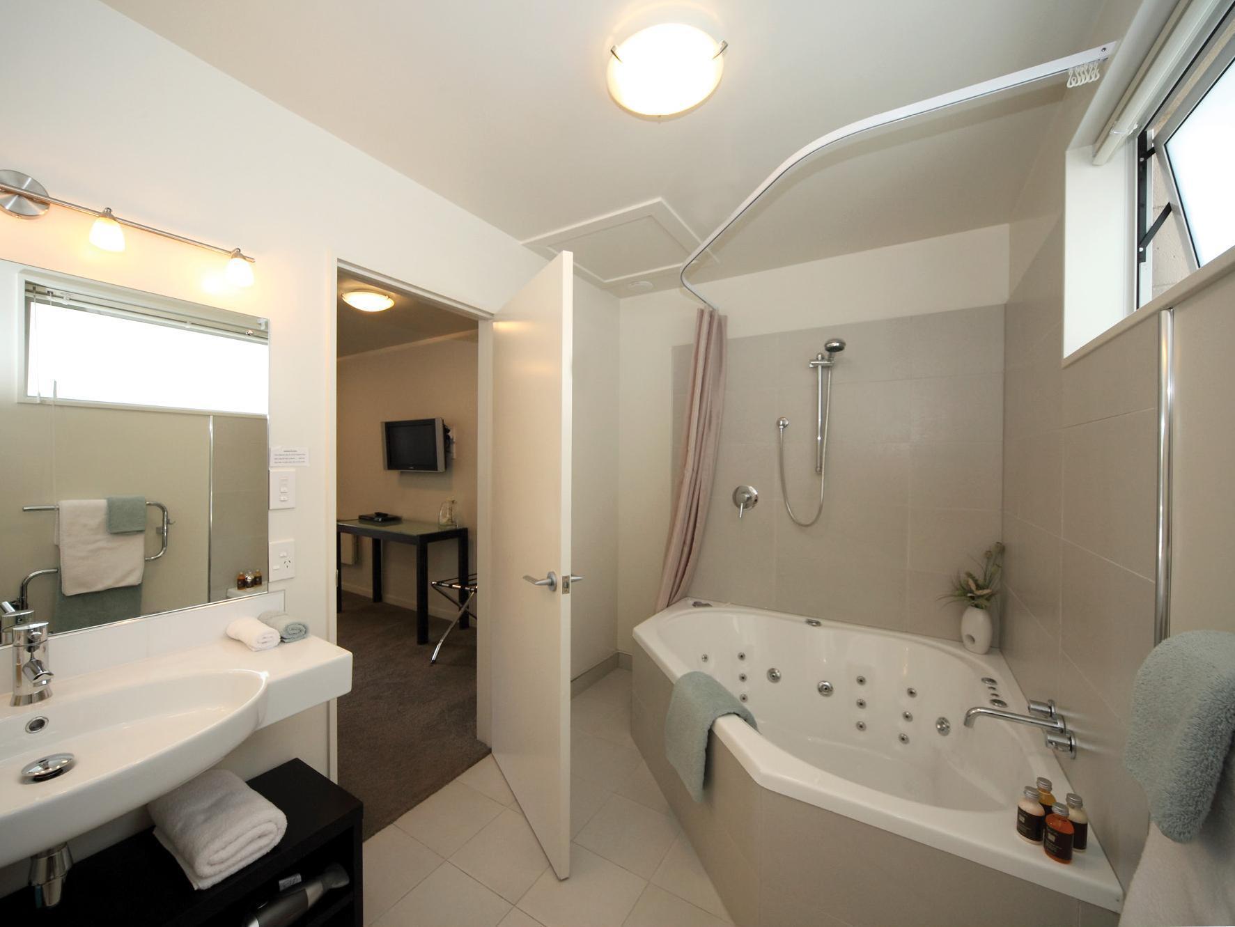 Salerno Motel Apartments Christchurch Eksteriør billede A modern bathroom