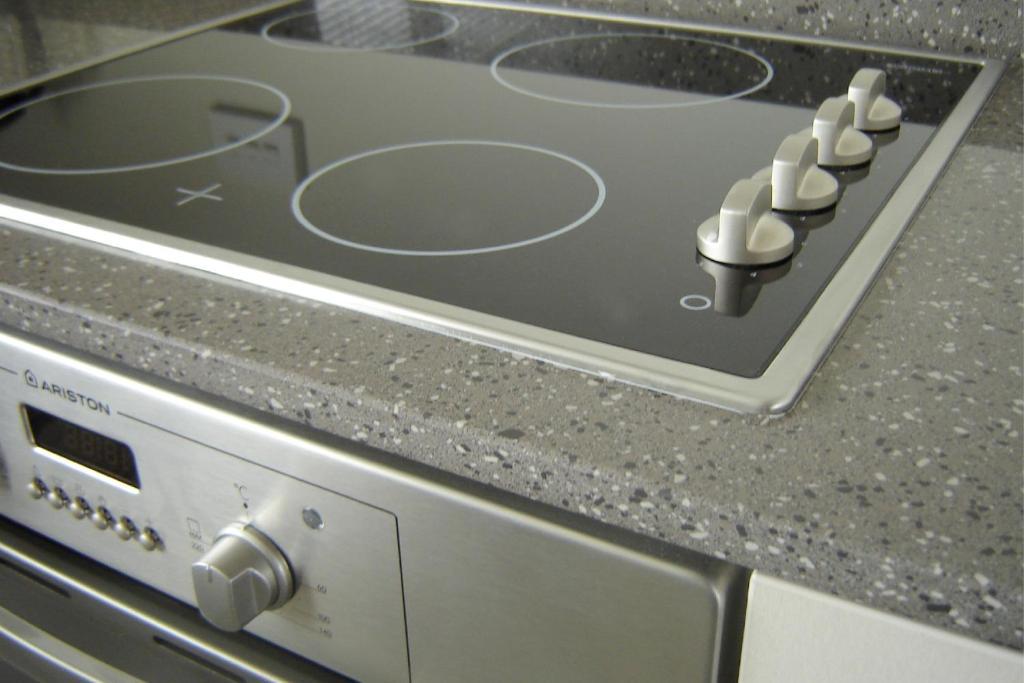Salerno Motel Apartments Christchurch Værelse billede A ceramic stovetop