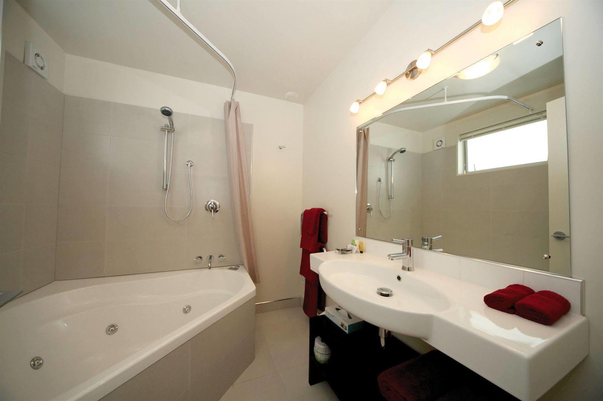 Salerno Motel Apartments Christchurch Eksteriør billede Bathroom