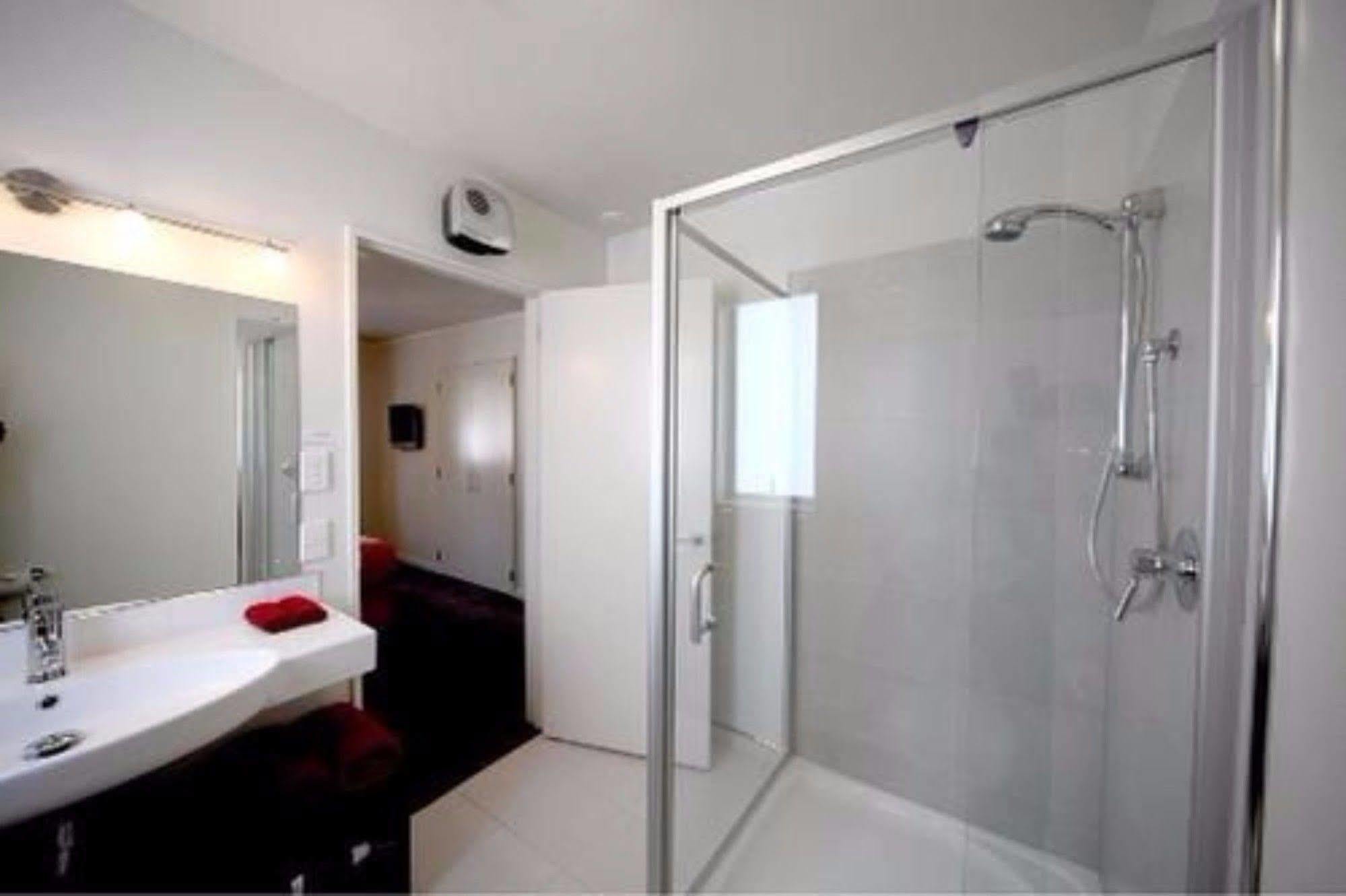 Salerno Motel Apartments Christchurch Eksteriør billede A shower cubicle