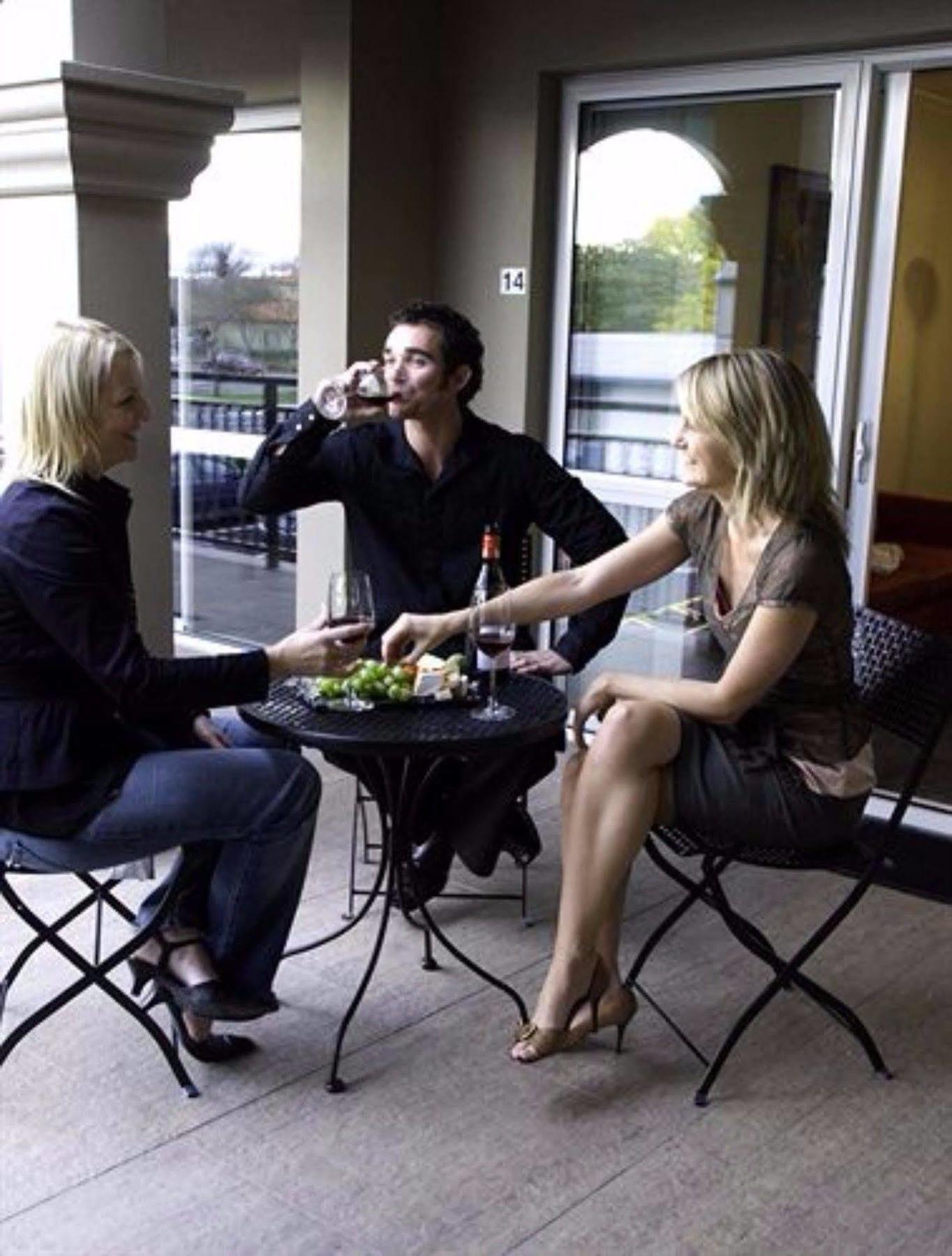 Salerno Motel Apartments Christchurch Eksteriør billede A wine tasting