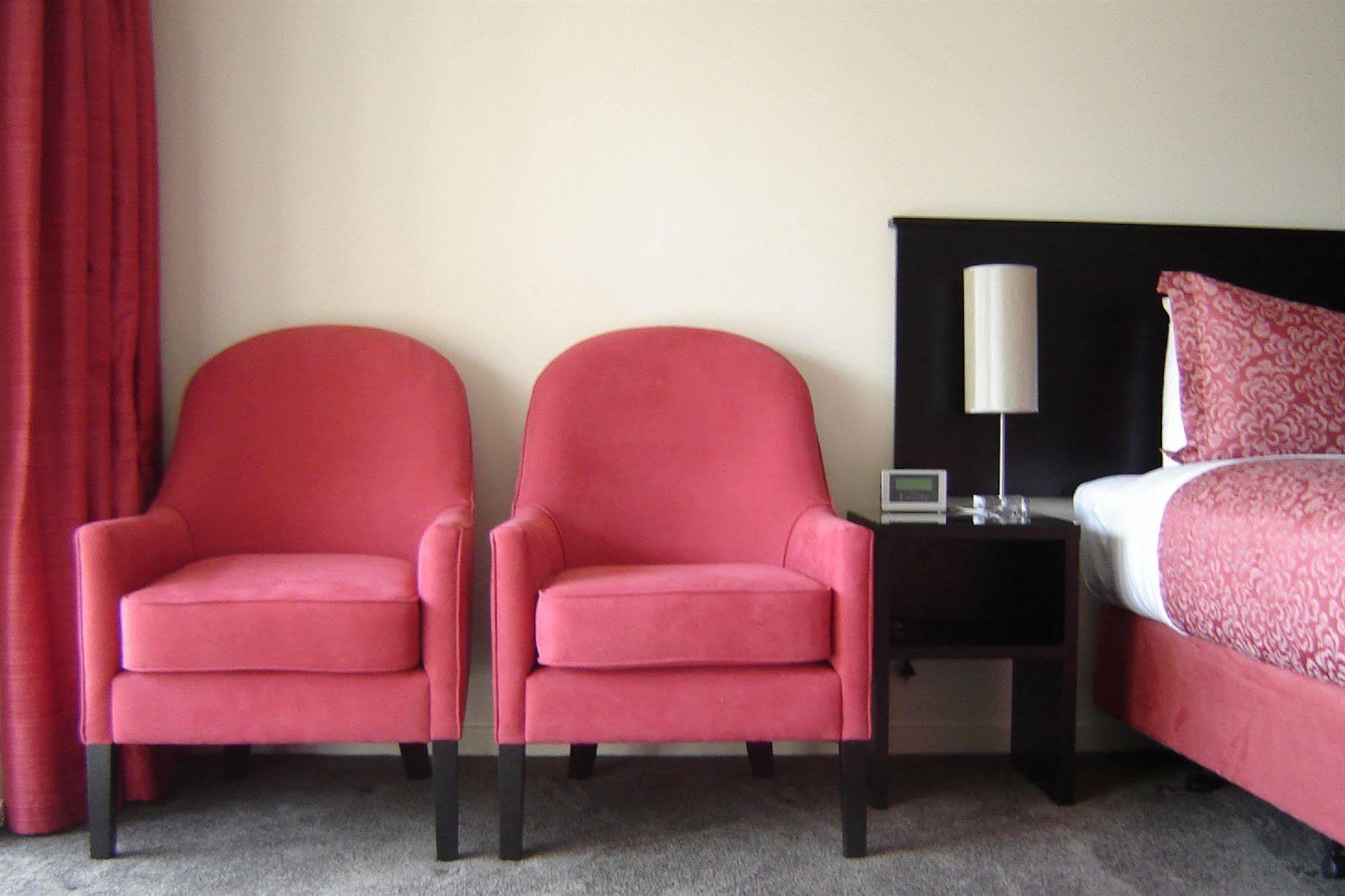 Salerno Motel Apartments Christchurch Eksteriør billede A pair of club chairs