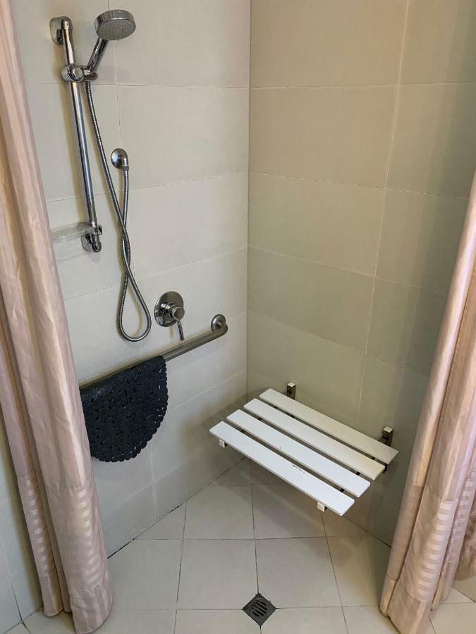 Salerno Motel Apartments Christchurch Eksteriør billede Shower bench
