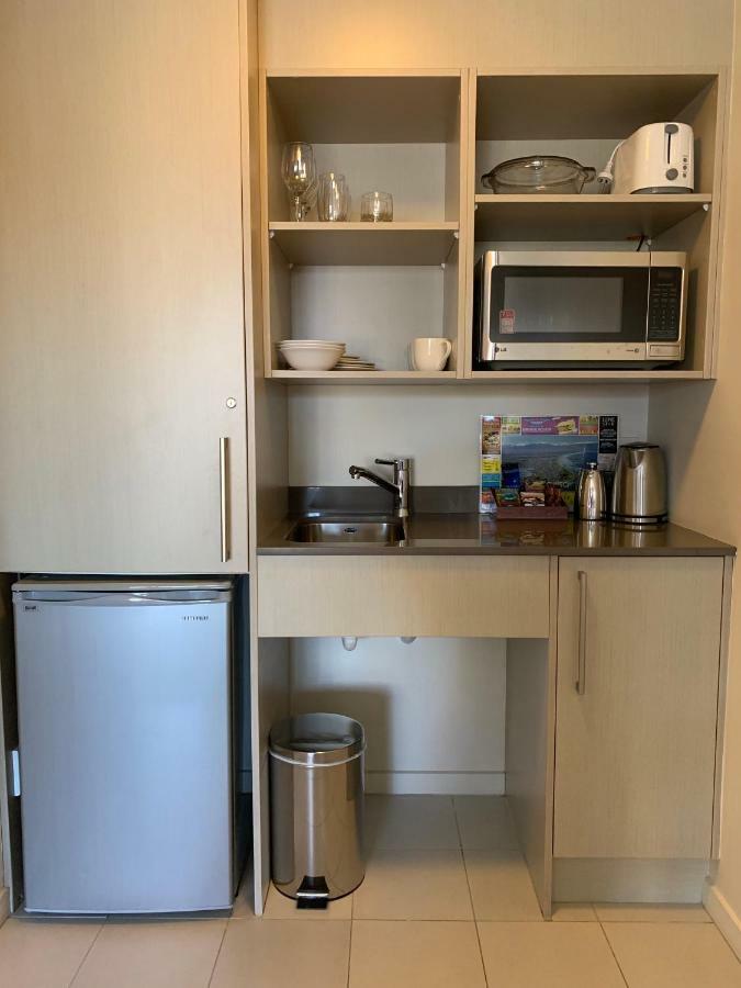 Salerno Motel Apartments Christchurch Eksteriør billede A kitchenette in a hotel room