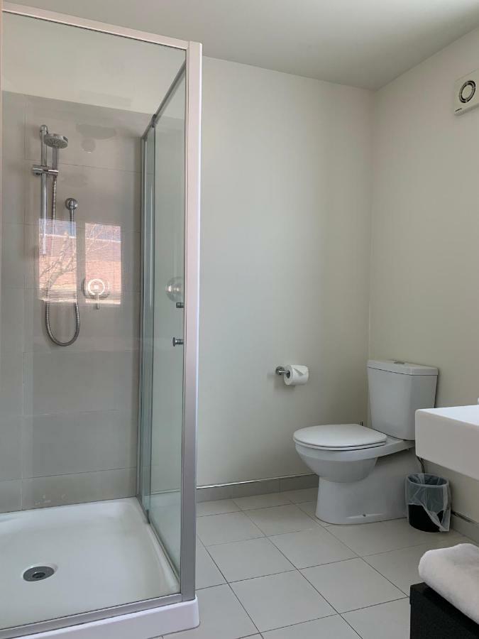 Salerno Motel Apartments Christchurch Eksteriør billede A shower cubicle