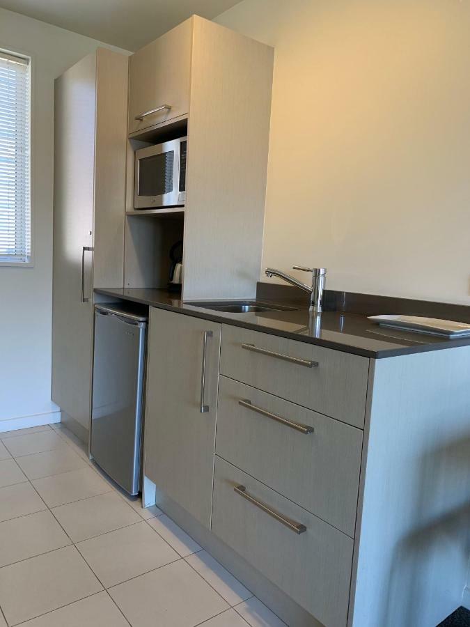 Salerno Motel Apartments Christchurch Eksteriør billede A kitchenette in a hotel room