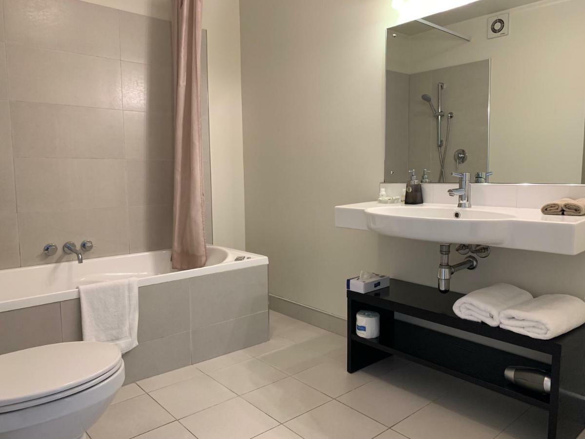 Salerno Motel Apartments Christchurch Eksteriør billede Bathroom in a hotel