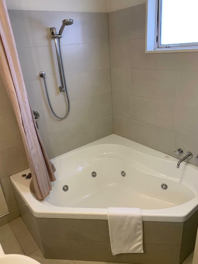 Salerno Motel Apartments Christchurch Eksteriør billede A shower curtain in a bathtub
